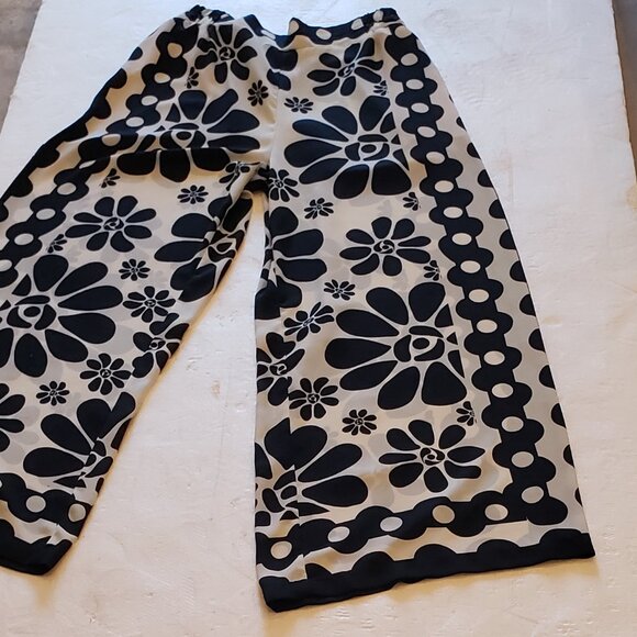 Rose and Olive Black and While Bold Flower Wide Leg Pant - Picture 8 of 11